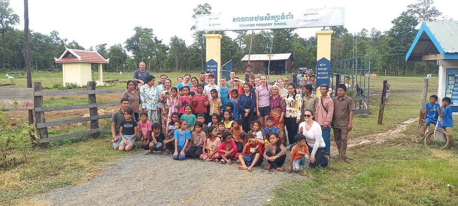 Large group photo at Toumpor Primary School sign