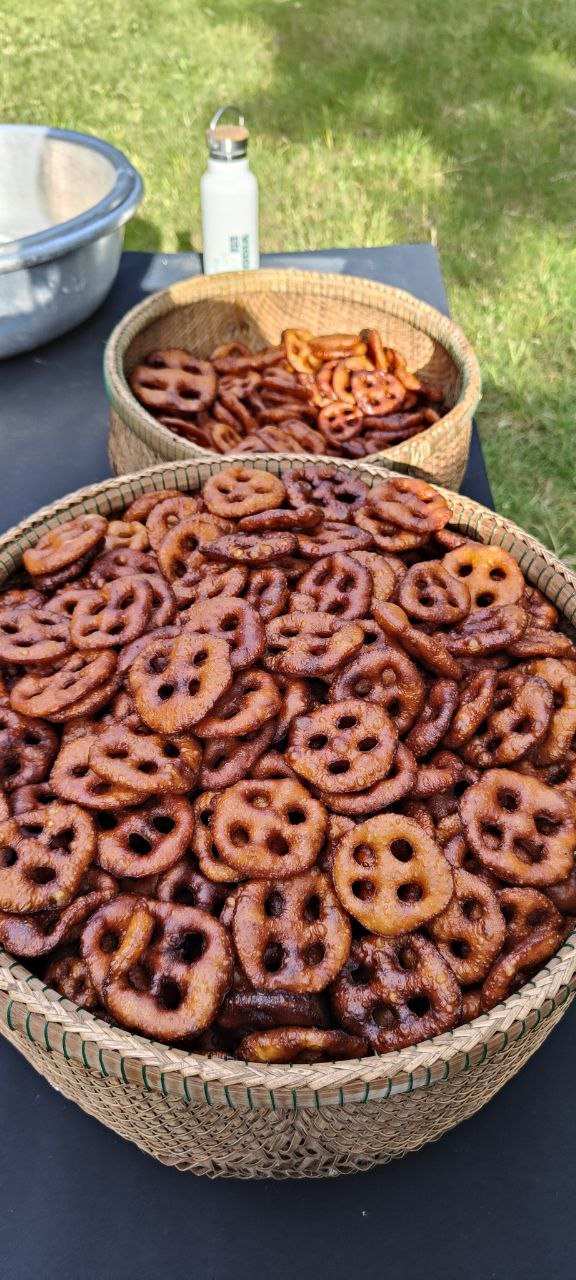 Woven baskets filled with fried ring-shaped snacks on table