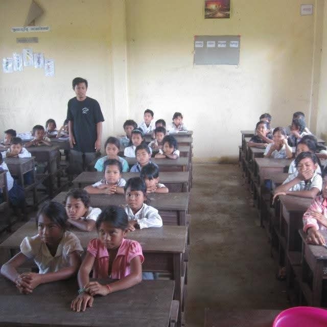 Ho Nhean assisting volunteers teaching English in 2009